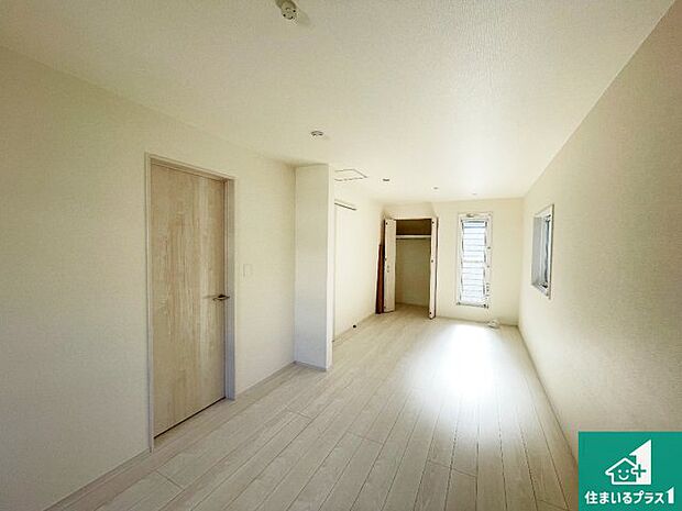 【洋室】シンプルな洋室は、自分好みのインテリアが楽しめます♪ご家族とインテリアや家具を選びに行くのは新築購入時の醍醐味の一つです。ぜひお楽しみください♪