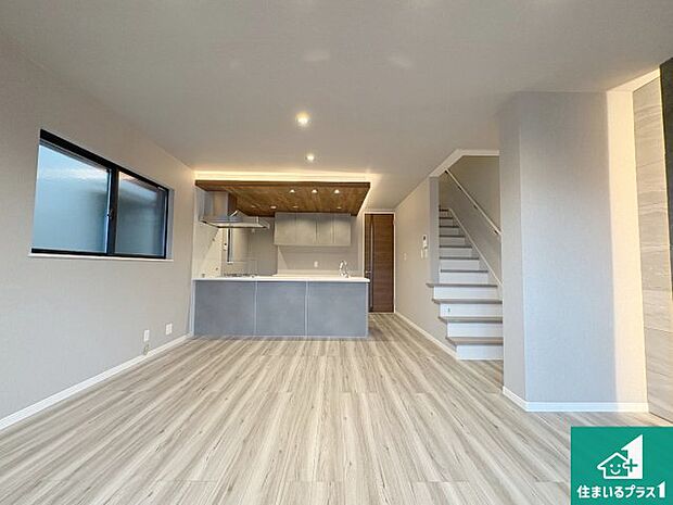 【居間・リビング】日当たり良好の明るいリビングで朝の目覚めもスッキリできそう！対面キッチンでご家族のコミュニケーションも自然と増える設計！小さなお子様が遊ぶスペースを作っても広々とくつろげるLDK！