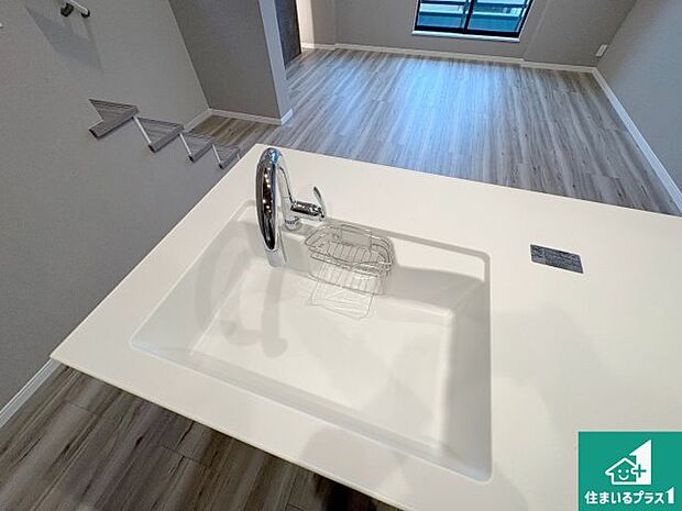 【キッチンシンク】蛇口の先端に浄水器を内蔵しています！原水と浄水、お湯と冷水、シャワーの切替えがワンタッチなので用途によって使い分けられます。