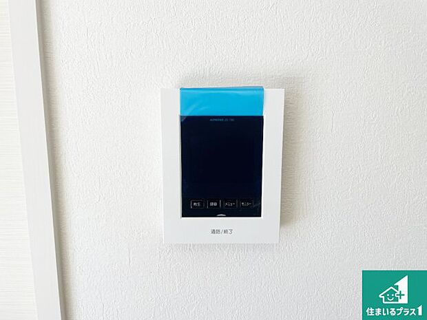 【カラーモニターインターホン】声だけでなく来訪者の姿や顔がモニターで確認できるので、小さなお子様がいらっしゃるご家庭でも安心できます!