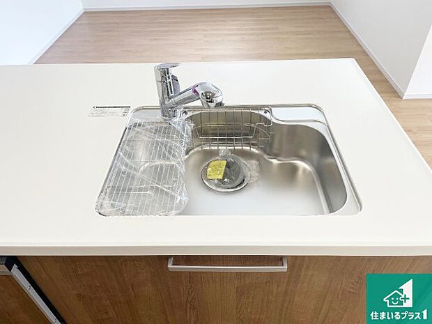 【キッチンシンク】蛇口の先端に浄水器を内蔵しています!原水と浄水、お湯と冷水、シャワーの切替えがワンタッチなので用途によって使い分けられます。