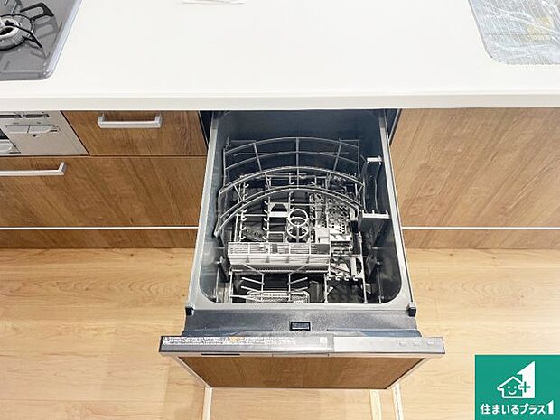 【食器洗浄乾燥機】食事後の一仕事、食器洗いをボタン一つでお任せできちゃいます!場所を取らないビルトイン式なので、お料理スペースもしっかり確保!
