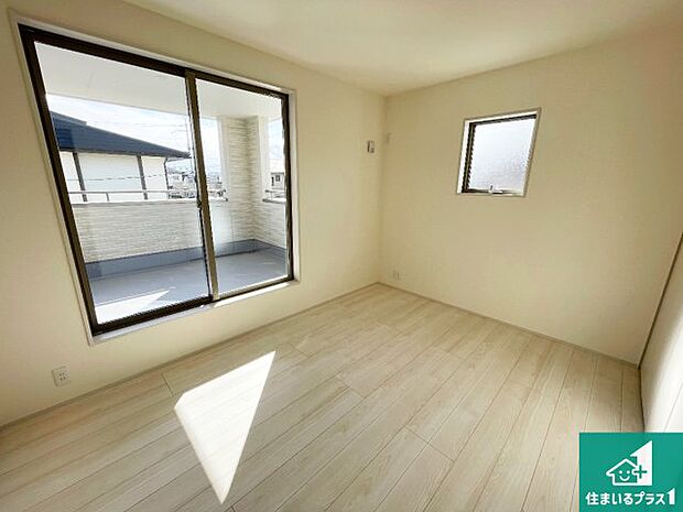 【洋室】シンプルな洋室は、自分好みのインテリアが楽しめます♪ご家族とインテリアや家具を選びに行くのは新築購入時の醍醐味の一つです。ぜひお楽しみください♪