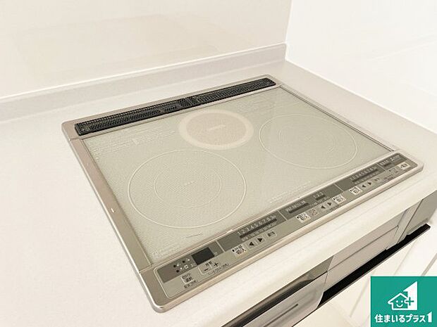 【コンロ】火を使わないので、安心なＩＨコンロ！でこぼこが無い構造なので、掃除もしやすく清潔に保てます！