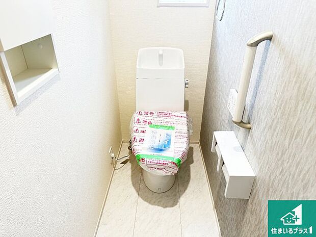 【独立洗面台】清潔感のある洗面台です。フラットな鏡は掃除がしやすく毎日清潔！ホースは引き出して使えるので洗顔やお掃除の際に便利です！