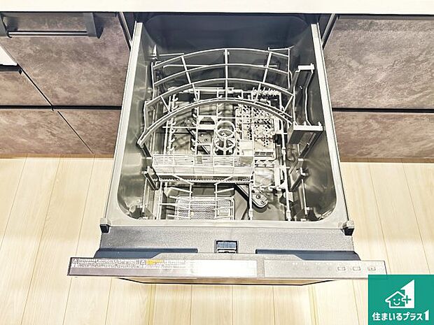 【食器洗い乾燥機】食事後の一仕事、食器洗いをボタン一つでお任せできちゃいます！場所を取らないビルトイン式なので、お料理スペースもしっかり確保！ 