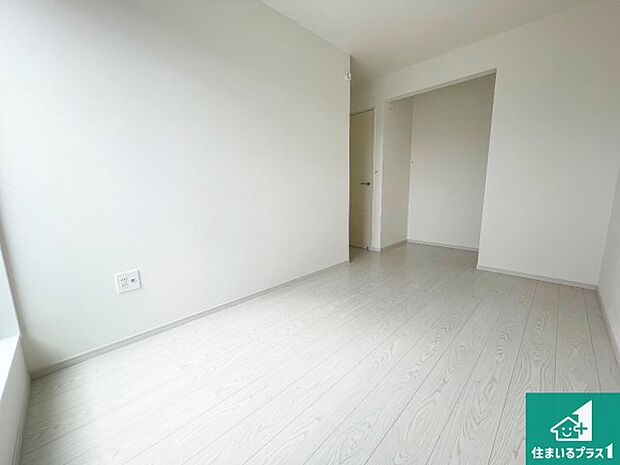 【洋室】シンプルな洋室は、自分好みのインテリアが楽しめます♪ご家族とインテリアや家具を選びに行くのは新築購入時の醍醐味の一つです。ぜひお楽しみください♪