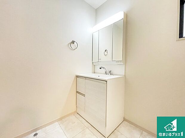 【独立洗面台】清潔感のある洗面台です。フラットな鏡は掃除がしやすく毎日清潔！鏡裏には収納があるのでスッキリとした洗面台が保てます。