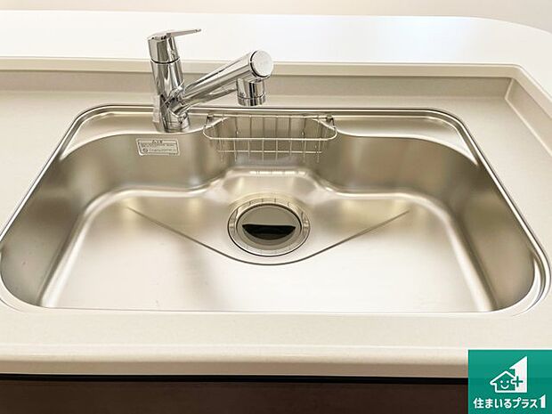 【キッチンシンク】蛇口の先端に浄水器を内蔵しています！原水と浄水、お湯と冷水、シャワーの切替えがワンタッチなので用途によって使い分けられます。