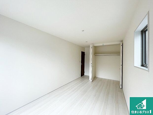 【洋室】収納スペースが充実しているので子供の成長に合わせてたくさん収納ができます!家族構成に合わせた様々な活用ができる収納!