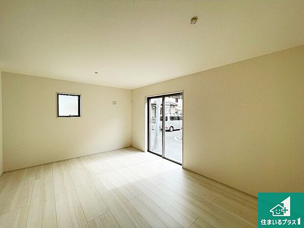 【居間・リビング】日当たり良好の明るいリビングで朝の目覚めもスッキリできそう!対面キッチンでご家族のコミュニケーションも自然と増える設計!小さなお子様が遊ぶスペースを作っても広々とくつろげるLDK!