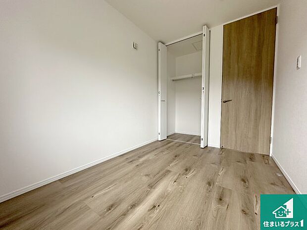 【洋室】寝室は心地よい眠りについてもらいたくて、シンプルかつ開放的な空間な設計にしています！大きな窓から差し込む日が心地いいです♪