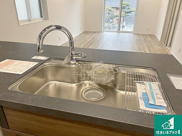 【キッチンシンク】蛇口の先端に浄水器を内蔵しています!原水と浄水、お湯と冷水、シャワーの切替えがワンタッチなので用途によって使い分けられます。