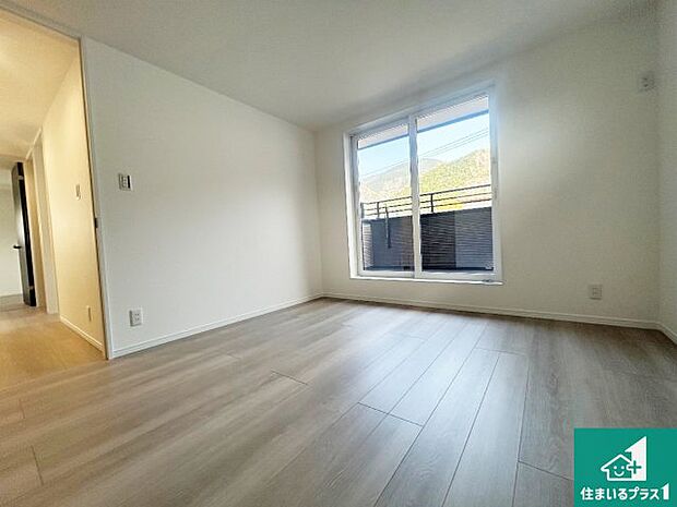 【洋室】寝室は心地よい眠りについてもらいたくて、シンプルかつ開放的な空間な設計にしています!大きな窓から差し込む日が心地いいです♪