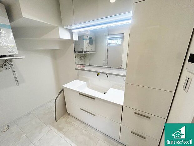 【独立洗面台】清潔感のある洗面台です。フラットな鏡は掃除がしやすく毎日清潔!鏡裏には収納があるのでスッキリとした洗面台が保てます。