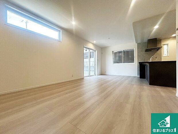 【居間・リビング】日当たり良好の明るいリビングで朝の目覚めもスッキリできそう!対面キッチンでご家族のコミュニケーションも自然と増える設計!小さなお子様が遊ぶスペースを作っても広々とくつろげるLDK!