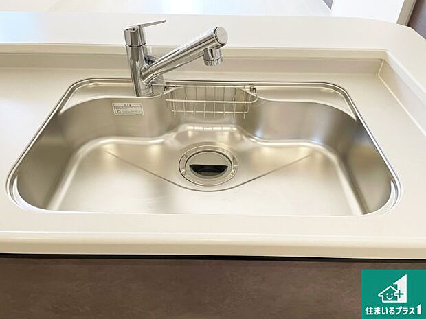 【キッチンシンク】蛇口の先端に浄水器を内蔵しています！原水と浄水、お湯と冷水、シャワーの切替えがワンタッチなので用途によって使い分けられます。