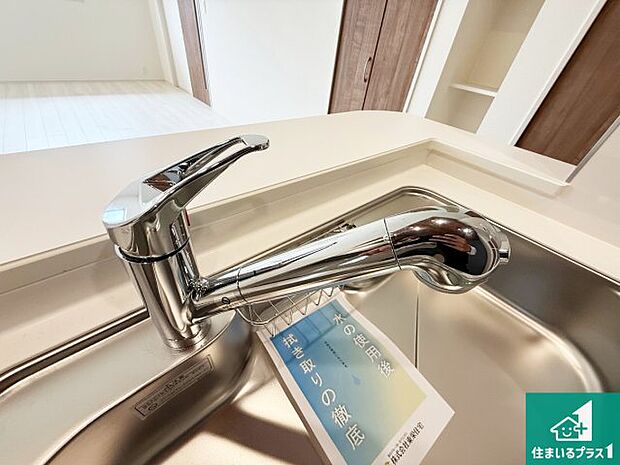 【キッチン水栓】浄水器を内蔵！炊飯時、お茶を作る時に安心してお水を使えます！お湯と冷水、浄水と原水、シャワーの切替えもワンタッチです！