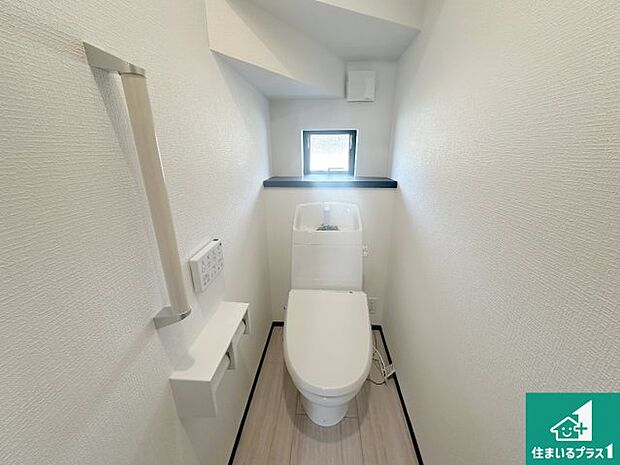 【トイレ】1・2階の2ヶ所にあるので、朝の忙しい時間の順番待ちもなく、深夜の利用にも大変便利です。