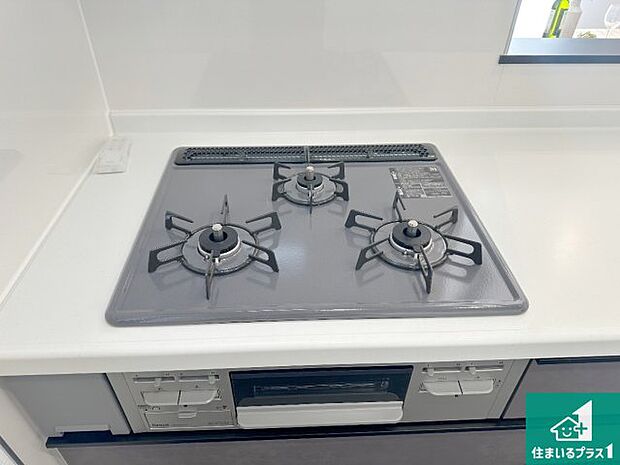 【コンロ】ダブル高火力Ｓｉセンサー付きコンロ！３口あるので、まとめて料理をする時も大活躍！