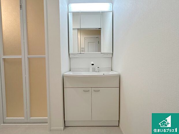 【独立洗面台】清潔感のある洗面台です。フラットな鏡は掃除がしやすく毎日清潔!鏡裏には収納があるのでスッキリとした洗面台が保てます。
