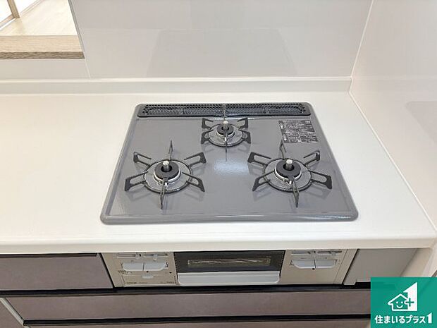 【コンロ】ダブル高火力Ｓｉセンサー付きコンロ！３口あるので、まとめて料理をする時も大活躍！
