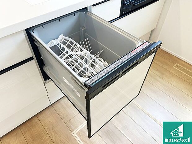 【食器洗浄乾燥機】食事後の一仕事、食器洗いをボタン一つでお任せできちゃいます！場所を取らないビルトイン式なので、お料理スペースもしっかり確保！