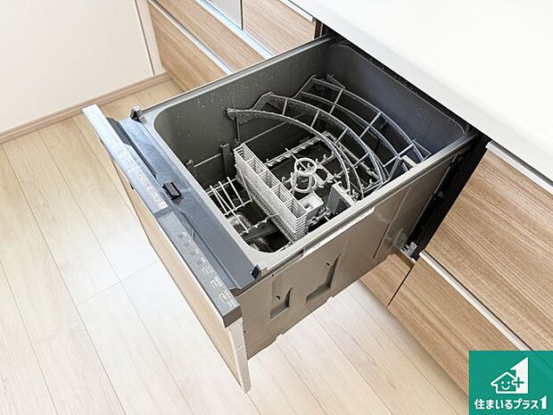 【食器洗い乾燥機】食事後の一仕事、食器洗いをボタン一つでお任せできちゃいます!場所を取らないビルトイン式なので、お料理スペースもしっかり確保!
