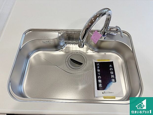 【キッチンシンク】蛇口の先端に浄水器を内蔵しています!原水と浄水、お湯と冷水、シャワーの切替えがワンタッチなので用途によって使い分けられます。