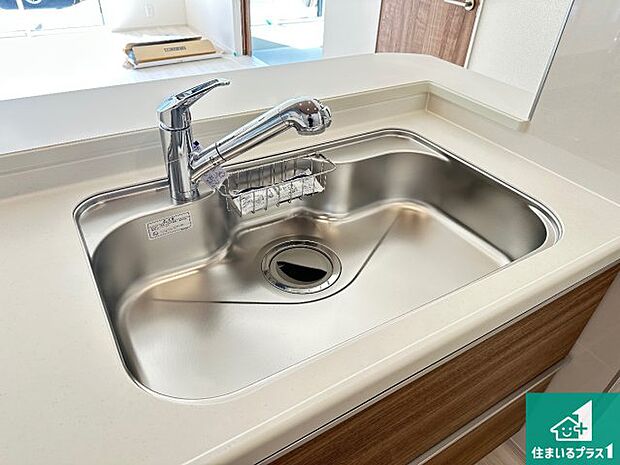 【キッチンシンク】蛇口の先端に浄水器を内蔵しています！原水と浄水、お湯と冷水、シャワーの切替えがワンタッチなので用途によって使い分けられます。