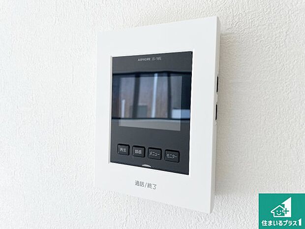 【カラーモニターインターホン】声だけでなく来訪者の姿や顔がモニターで確認できるので、小さなお子様がいらっしゃるご家庭でも安心できます！