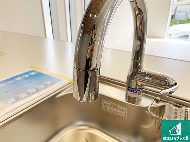 【キッチン水栓】浄水器を内蔵！炊飯時、お茶を作る時に安心してお水を使えます！お湯と冷水、浄水と原水、シャワーの切替えもワンタッチです！
