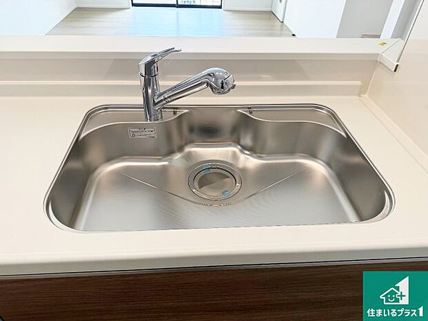 【キッチンシンク】蛇口の先端に浄水器を内蔵しています!原水と浄水、お湯と冷水、シャワーの切替えがワンタッチなので用途によって使い分けられます。