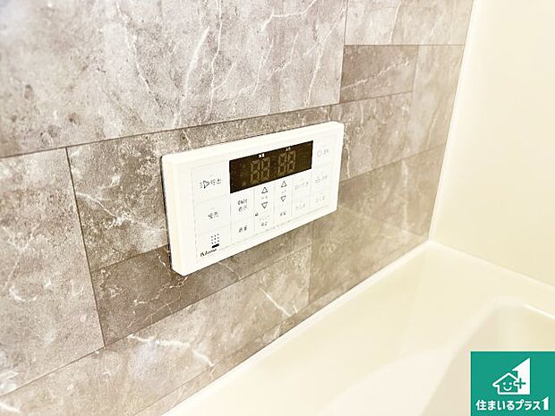 【給湯器リモコン（浴室側）】省エネタイプの給湯器でお湯はり・追い炊き自由自在！お子様から高齢者の方まで、みんなが操作しやすいボタン配置です。