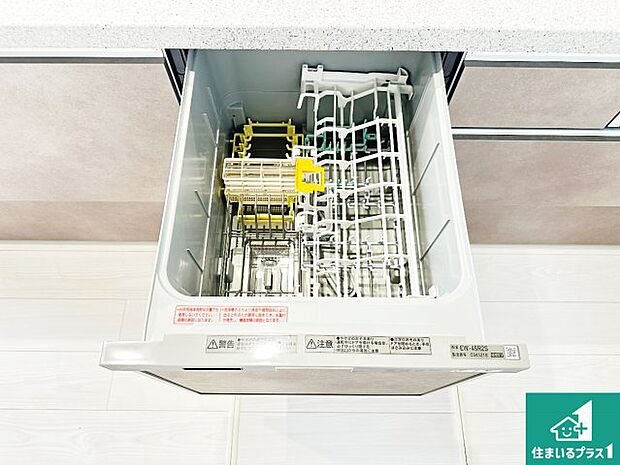 【食器洗浄乾燥機】食事後の一仕事、食器洗いをボタン一つでお任せできちゃいます！場所を取らないビルトイン式なので、お料理スペースもしっかり確保！