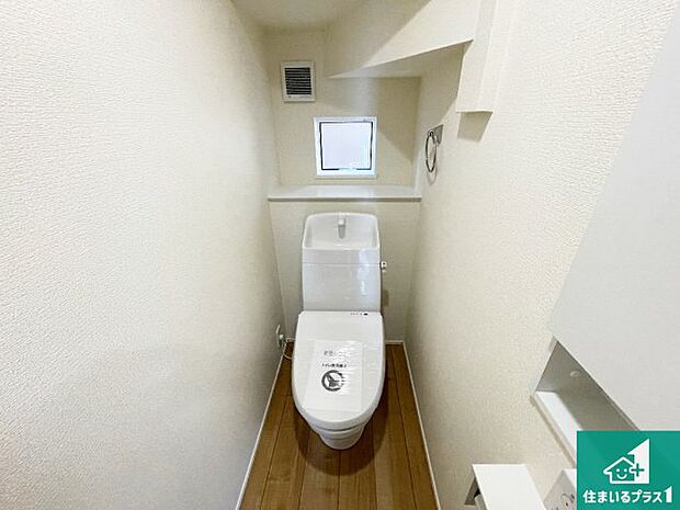 【トイレ】1・2階の2ヶ所にあるので、朝の忙しい時間の順番待ちもなく、深夜の利用にも大変便利です。