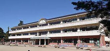 南丹市立園部小学校 徒歩600m