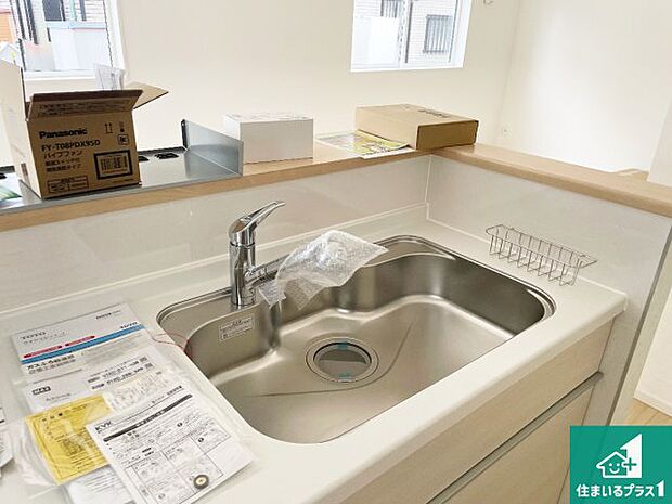 【キッチンシンク】蛇口の先端に浄水器を内蔵しています！原水と浄水、お湯と冷水、シャワーの切替えがワンタッチなので用途によって使い分けられます。
