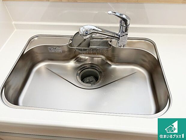【キッチンシンク】蛇口の先端に浄水器を内蔵しています！原水と浄水、お湯と冷水、シャワーの切替えがワンタッチなので用途によって使い分けられます。