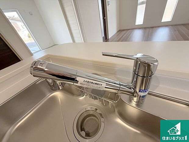 【キッチン水栓】浄水器を内蔵！炊飯時、お茶を作る時に安心してお水を使えます！お湯と冷水、浄水と原水、シャワーの切替えもワンタッチです！
