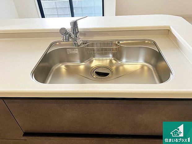 【キッチンシンク】蛇口の先端に浄水器を内蔵しています！原水と浄水、お湯と冷水、シャワーの切替えがワンタッチなので用途によって使い分けられます。