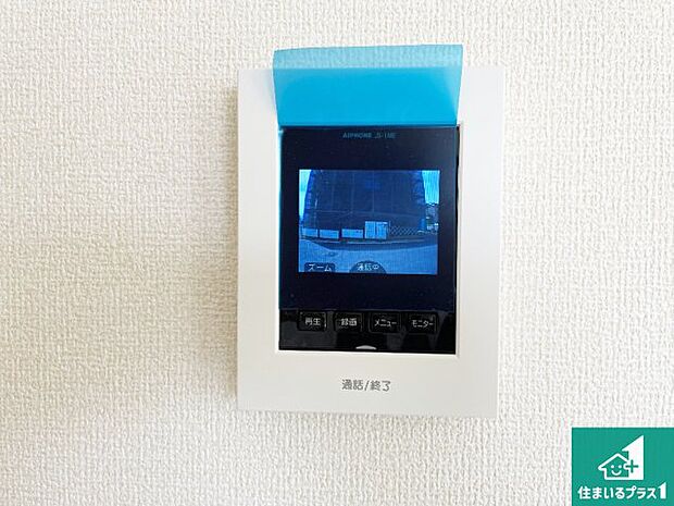 【カラーモニターインターホン】声だけでなく来訪者の姿や顔がモニターで確認できるので、小さなお子様がいらっしゃるご家庭でも安心できます！