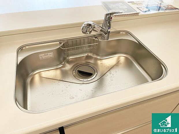 【キッチンシンク】蛇口の先端に浄水器を内蔵しています！原水と浄水、お湯と冷水、シャワーの切替えがワンタッチなので用途によって使い分けられます。
