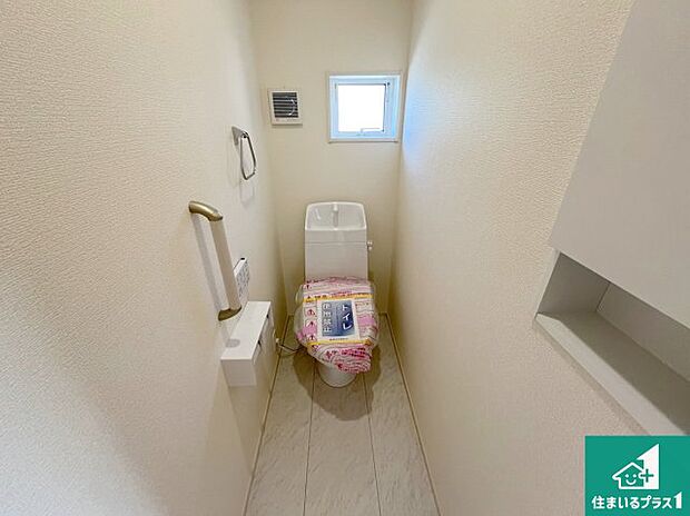 【トイレ】1・2階の2ヶ所にあるので、朝の忙しい時間の順番待ちもなく、深夜の利用にも大変便利です。