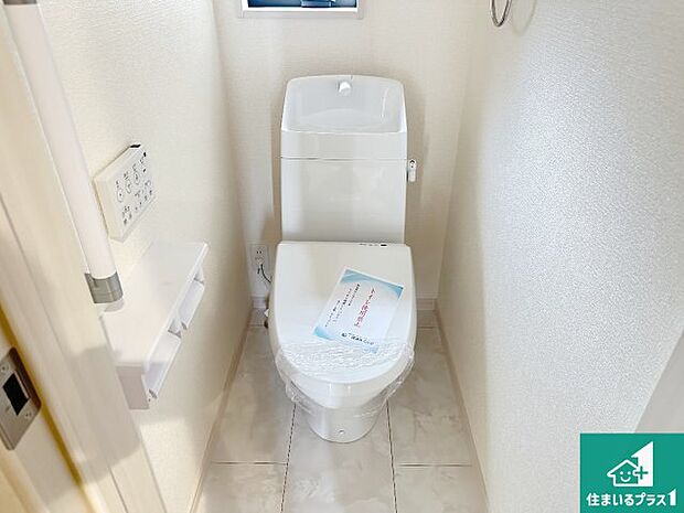 【トイレ】1・2階の2ヶ所にあるので、朝の忙しい時間の順番待ちもなく、深夜の利用にも大変便利です。