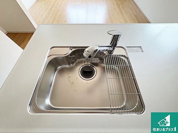 【キッチンシンク】蛇口の先端に浄水器を内蔵しています!原水と浄水、お湯と冷水、シャワーの切替えがワンタッチなので用途によって使い分けられます。