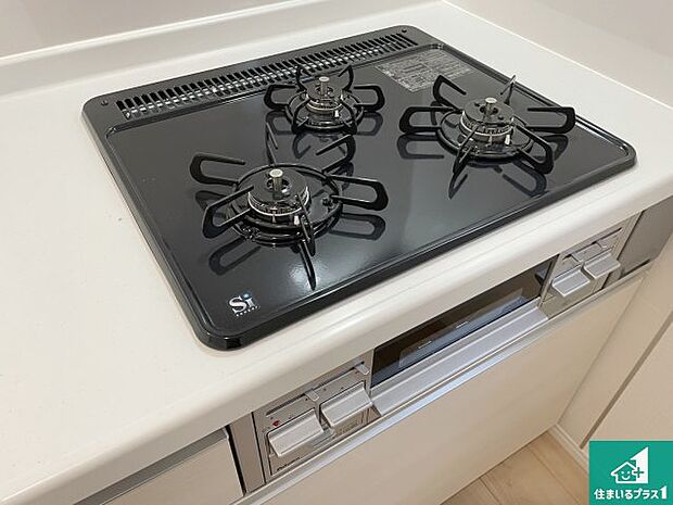 【コンロ】ダブル高火力Ｓｉセンサー付きコンロ！３口あるので、まとめて料理をする時も大活躍！