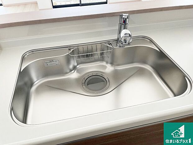 【キッチンシンク】蛇口の先端に浄水器を内蔵しています！原水と浄水、お湯と冷水、シャワーの切替えがワンタッチなので用途によって使い分けられます。