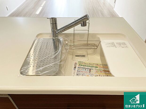 【キッチンシンク】蛇口の先端に浄水器を内蔵しています！原水と浄水、お湯と冷水、シャワーの切替えがワンタッチなので用途によって使い分けられます。