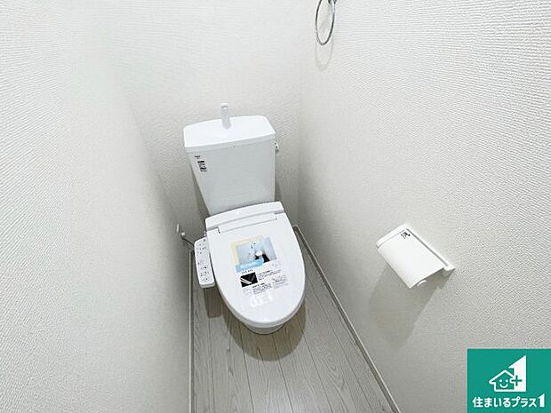 【トイレ】1・2階の2ヶ所にあるので、朝の忙しい時間の順番待ちもなく、深夜の利用にも大変便利です。